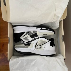 Kyrie low 5 TB sz 8.5 men